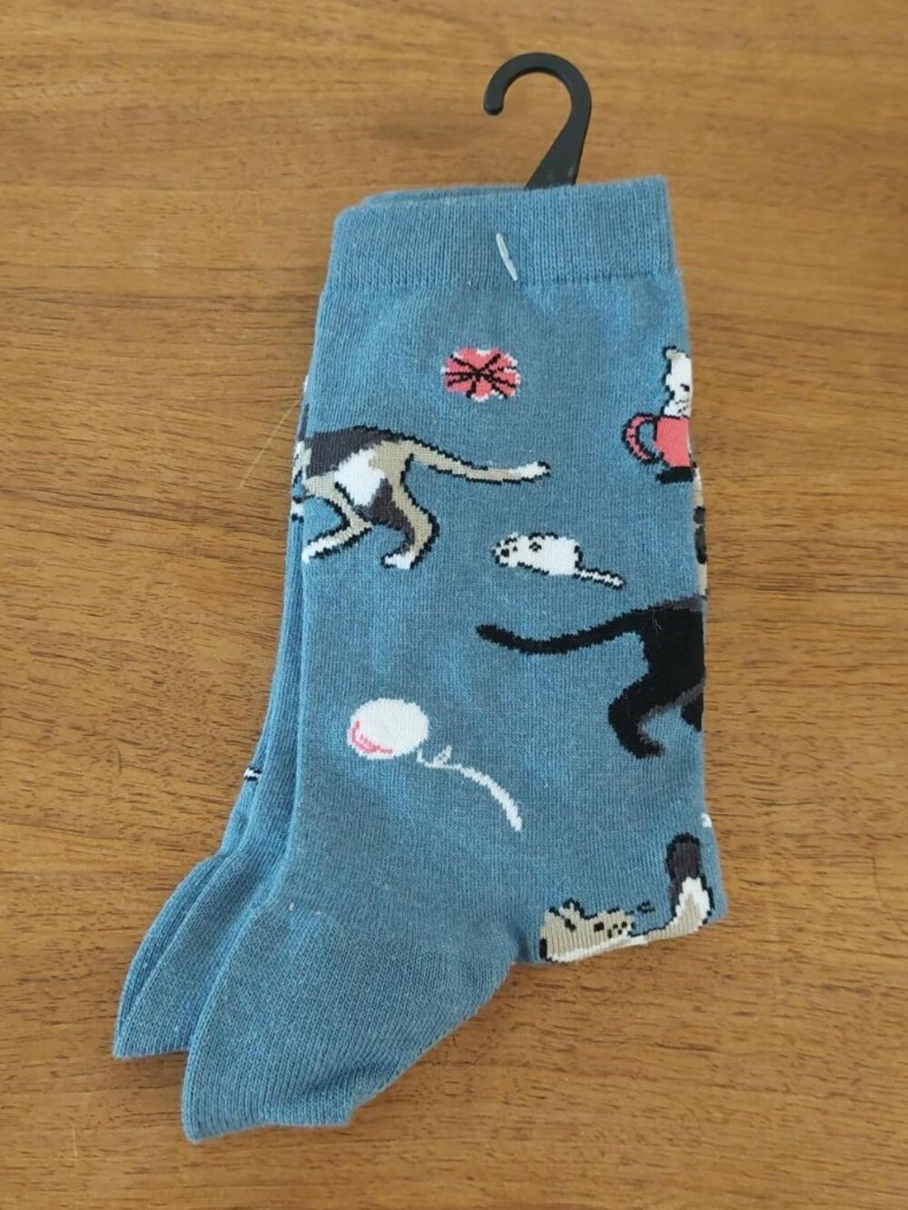 Vera Bradley cats meow blue cat socks with cartoon cats and yarn #cats #verabrad
